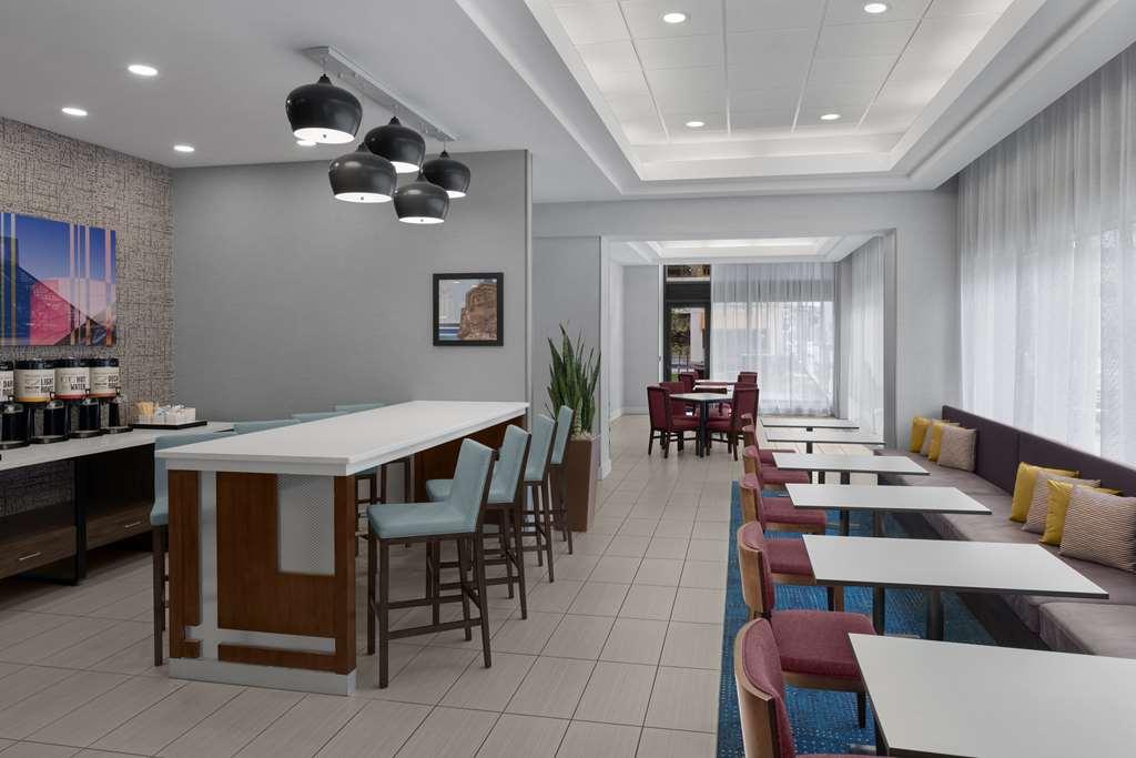Hampton Inn Cleveland-Downtown Restaurant photo